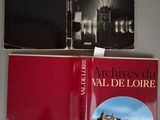 deux livres sont posés l'un sur l'autre sur une table