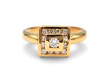 gros plan d'une bague en or avec un diamant au centre