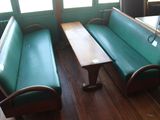 deux canapés verts et une table en bois dans une pièce