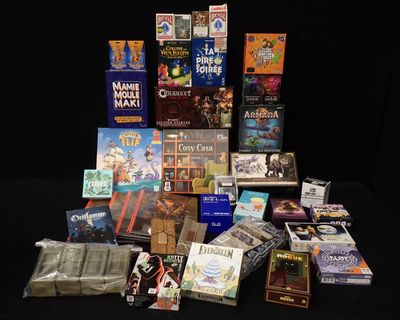 beaucoup de livres et de jeux posés sur une table noire