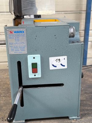 une machine qui a un visage sur le côté