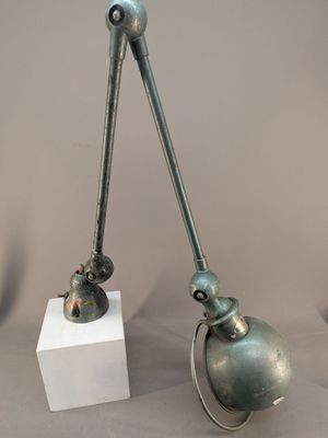 une lampe posée sur un bloc blanc