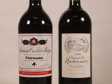 deux bouteilles de vin rouge posées l'une à côté de l'autre sur une table