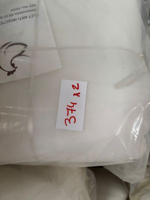 un sac contenant des oreillers blancs, sur lequel est accrochée une étiquette de prix
