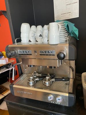 une machine à café posée sur une table