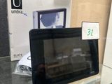 une table en verre sur laquelle est posé un micro-ondes