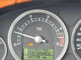 un gros plan du tableau de bord d'une voiture avec divers indicateurs
