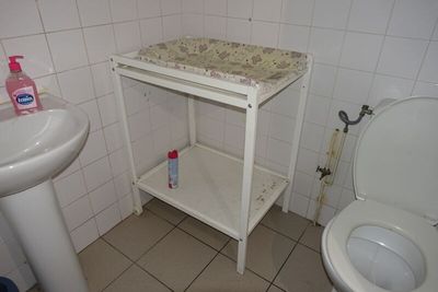 des toilettes et un lavabo dans une petite salle de bains