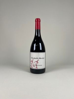 une bouteille de vin posée sur une table