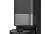 gros plan d'une cafetière noire sur fond blanc