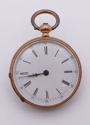 une montre de poche en or avec des chiffres romains sur le cadran