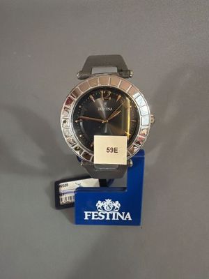 une image d'un gros plan d'une montre-bracelet sur un support