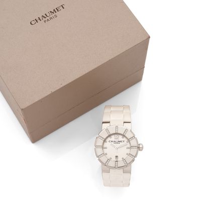La montre est blanche et est livrée dans un coffret sur lequel figure une image de la montre.