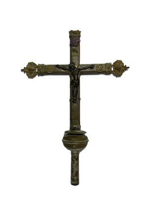 une image représentant une croix surmontée d'une statue