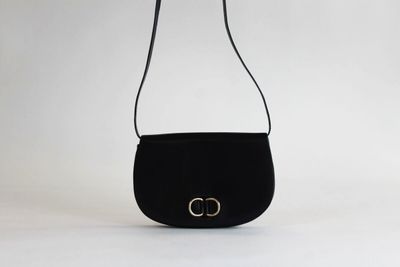 un sac à main noir orné d'un logo doré sur le devant