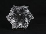un gros plan d'un vase en verre posé sur une surface noire
