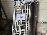 beaucoup d'échelles qui se trouvent sur les palettes dans le garage