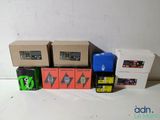 de nombreuses boîtes contenant différents types de piles sur la table