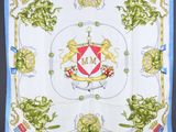 une photo d'un foulard carré orné d'un blason
