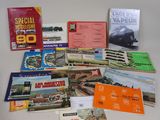 beaucoup de livres posés sur une table sur laquelle se trouve un train