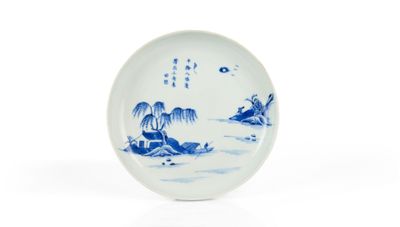 assiette en porcelaine bleue et blanche ornée d'un paysage
