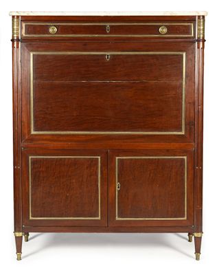 une armoire en acajou avec des ferrures en laiton, dotée de deux portes et de deux tiroirs