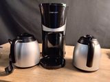 une cafetière et deux cafetières posées sur une table