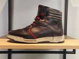une paire de chaussures posée sur une étagère dans une pièce