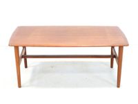 TABLE BASSE en teck, piétement à entretoise. (photo 4)