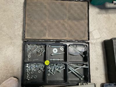 une trousse à outils posée par terre à côté d'une paire de chaussures