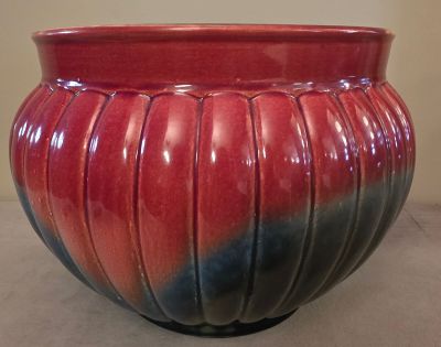 un vase rouge et noir posé sur une table
