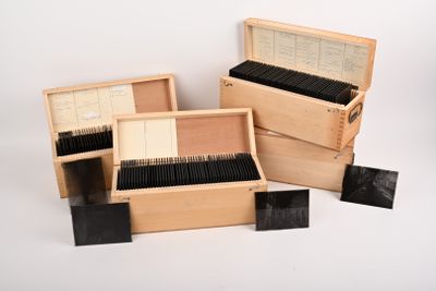 trois boîtes en bois contenant des papiers noirs et blancs