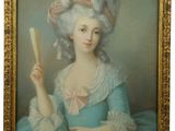 portrait d'une femme en robe bleue tenant un peigne et un miroir