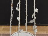 une table en métal blanc sur laquelle est posée une assiette blanche