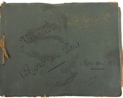 un vieux livre sur lequel figurent des inscriptions, avec une croix sur la couverture