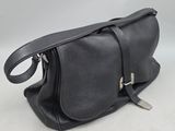 sac messager en cuir noir sur fond blanc, avec une bandoulière
