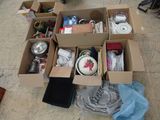 de nombreux cartons contenant des objets, posés par terre