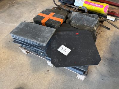 une pile de bagages posée sur une palette