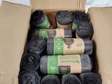 plusieurs rouleaux de sacs poubelle noirs dans un carton
