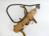 un extincteur de couleur beige muni d'un tuyau