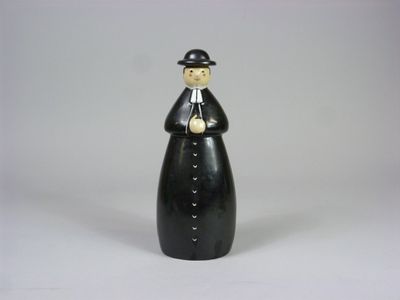 figurine en céramique noire représentant un homme portant un haut-de-forme et un manteau