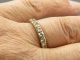 gros plan de la main d'une personne portant une bague