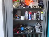 une armoire métallique sur laquelle sont posés tout un tas d'objets