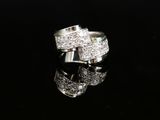 une image d'une bague en diamant sur une surface noire