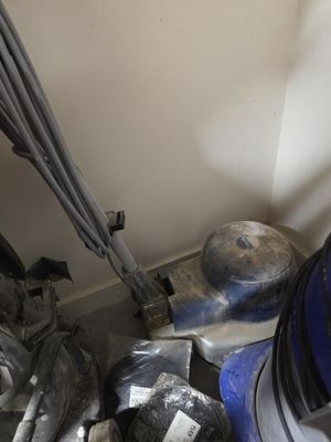 une photo d'une pièce où se trouvent un aspirateur et d'autres objets
