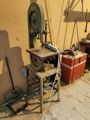 une machine posée sur une table devant un bâtiment
