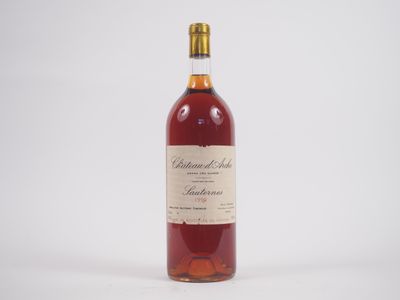 gros plan d'une bouteille de vin sur une surface blanche
