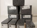 six boîtes de savon empilées les unes sur les autres sur un comptoir