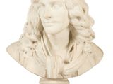 buste en marbre représentant un homme aux cheveux longs sur fond blanc