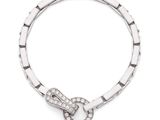 un gros plan d'un bracelet en diamants et en or blanc sur fond blanc